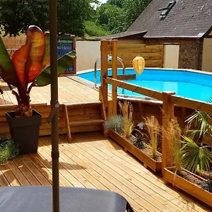 Hébergement de vacances Le Vieux Moulin - Detached With Garden Views And Pool, Guégon